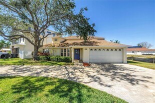 17601 Sterling Terrace in Redington Shores, FL - Building Photo
