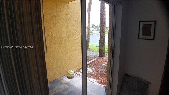 7640 Westwood Dr in Tamarac, FL - Foto de edificio - Building Photo