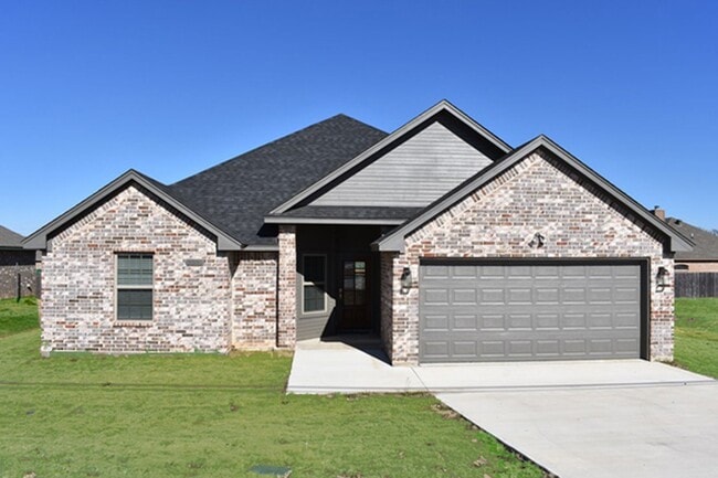 2205 E Cates St in Bridgeport, TX - Building Photo - Building Photo