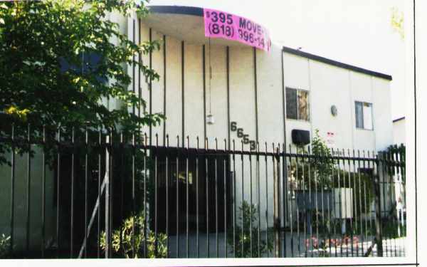 Darby Palace in Reseda, CA - Foto de edificio - Building Photo