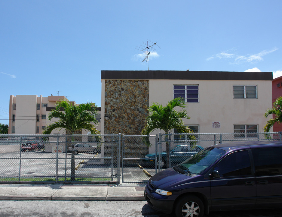 2424 SW 9th St in Miami, FL - Building Photo