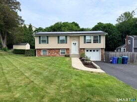4 Harbor View Ave in Waterford, CT - Building Photo