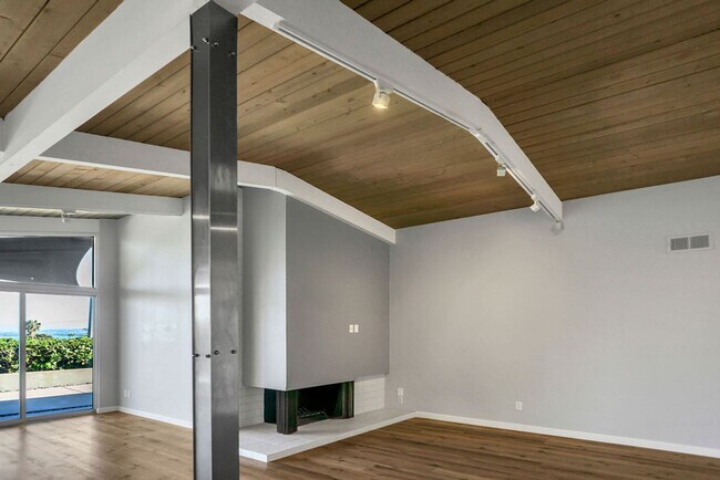 2569 Loring St in San Diego, CA - Building Photo - Building Photo