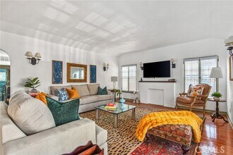 8246 4th St in Los Angeles, CA - Building Photo - Building Photo