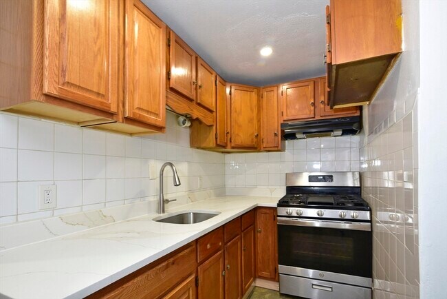 48 Monadnock St, Unit 2 in Boston, MA - Foto de edificio - Building Photo