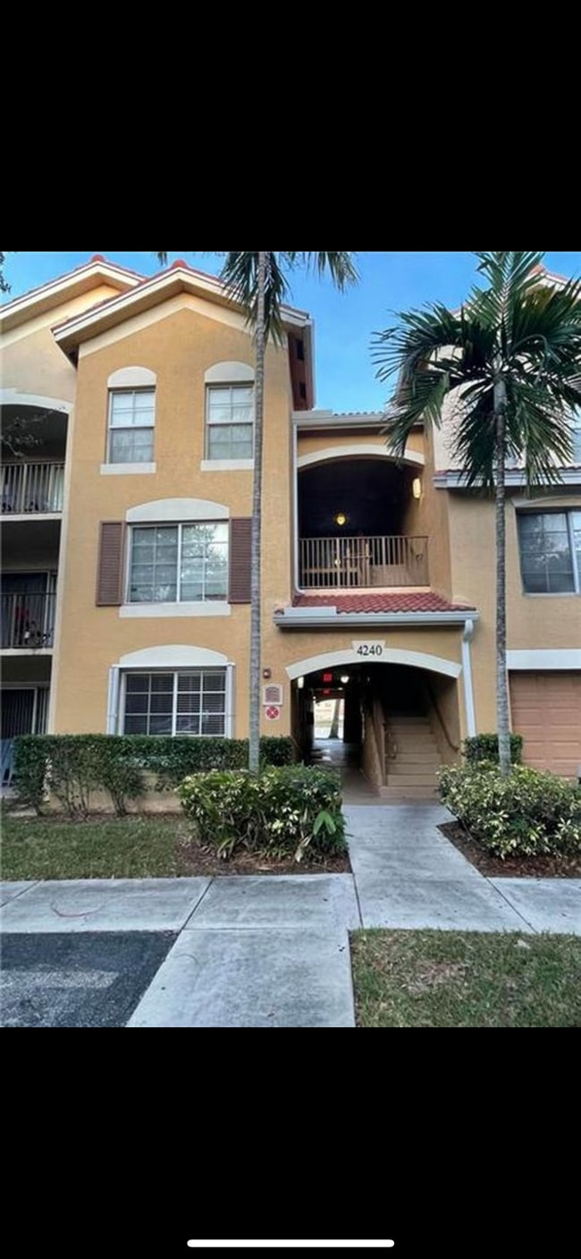 4240 San Marino Blvd in West Palm Beach, FL - Building Photo - Building Photo