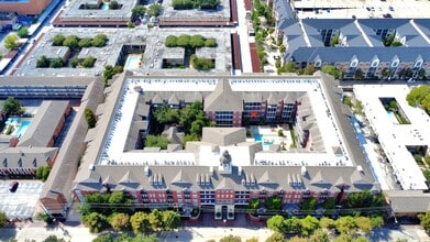 2400 McCue Rd in Houston, TX - Foto de edificio - Building Photo