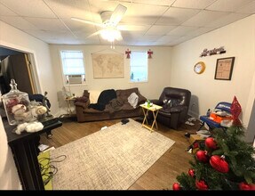 611 W 12th St, Unit B in Cedar Falls, IA - Building Photo - Building Photo