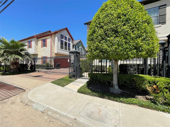 2935 Clinton Dr in Houston, TX - Building Photo - Building Photo