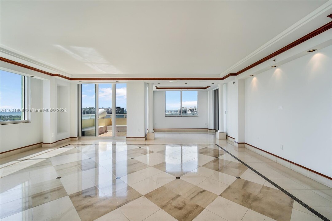 445 Grand Bay Dr in Key Biscayne, FL - Building Photo