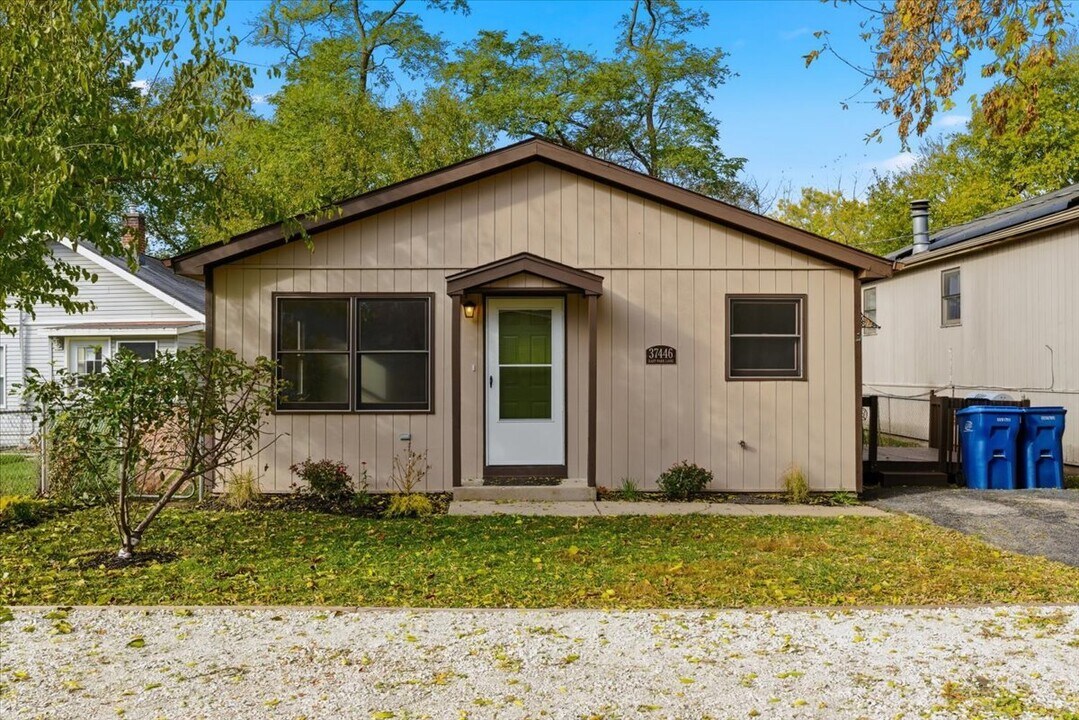 37446 E Park Ln in Lake Villa, IL - Building Photo