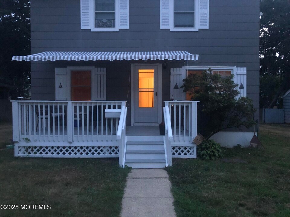 30 Borden St in Monmouth Beach, NJ - Building Photo
