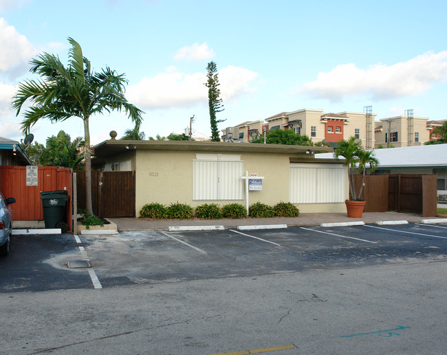 1021 N Victoria Park Rd in Fort Lauderdale, FL - Foto de edificio - Building Photo