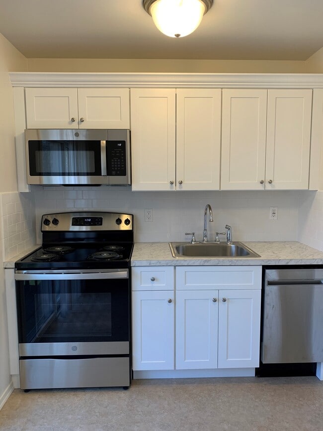 Brookwood Estates in Atlantic Highlands, NJ - Building Photo - Building Photo