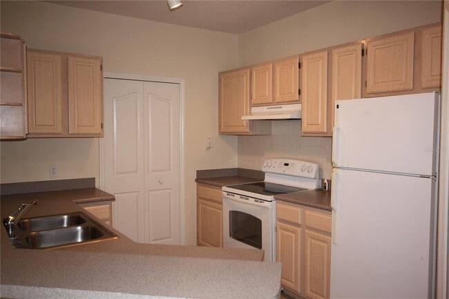 5811 Legacy Crescent Pl in Riverview, FL - Building Photo - Building Photo