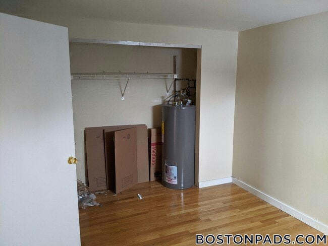 385 Dorchester St, Unit B4 in Boston, MA - Building Photo - Building Photo