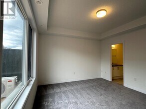 3273 Crystal Dr in Oakville, ON - Building Photo - Building Photo