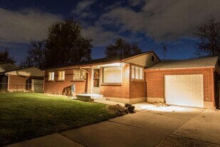 5886 S Utahna Dr in Salt Lake City, UT - Building Photo