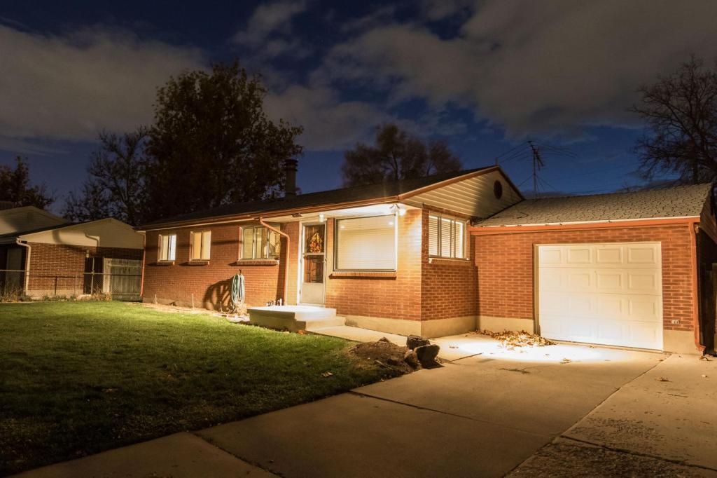 5886 S Utahna Dr in Salt Lake City, UT - Building Photo