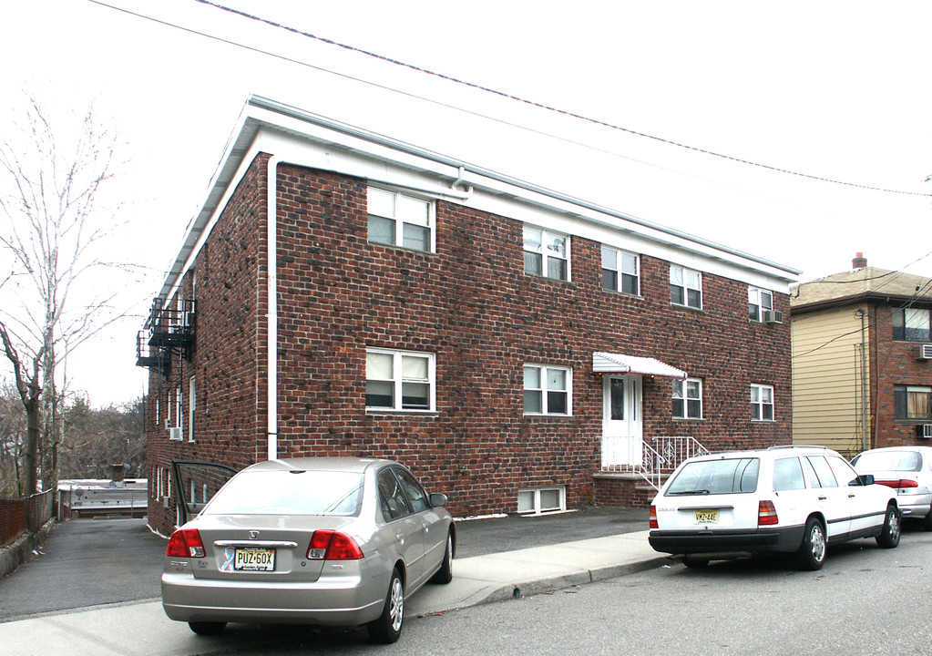 27 Church Ter in Belleville, NJ - Foto de edificio