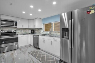 2480 Presidential Way in West Palm Beach, FL - Building Photo - Building Photo