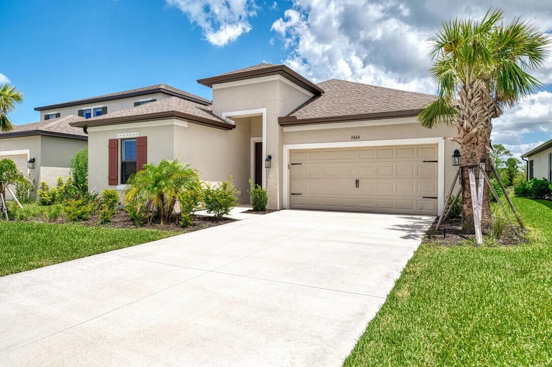 5664 Blue Reef Pl in Nokomis, FL - Foto de edificio