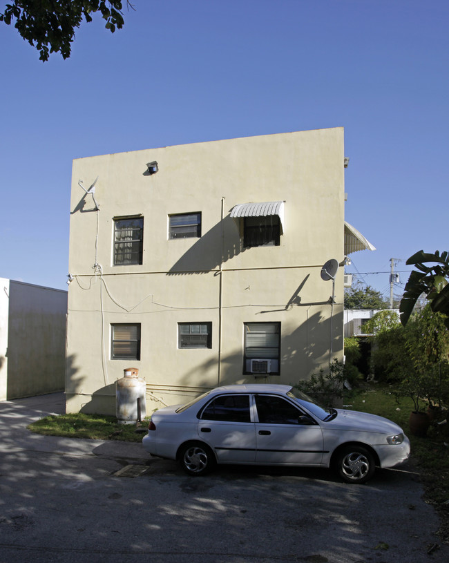 3684 Grand Ave in Miami, FL - Foto de edificio - Building Photo