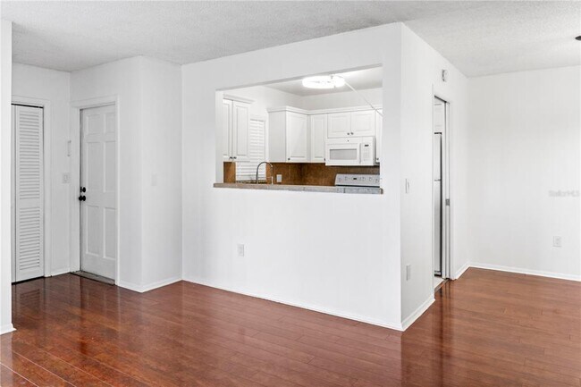 7304 W Country Club Dr N in Sarasota, FL - Building Photo - Building Photo