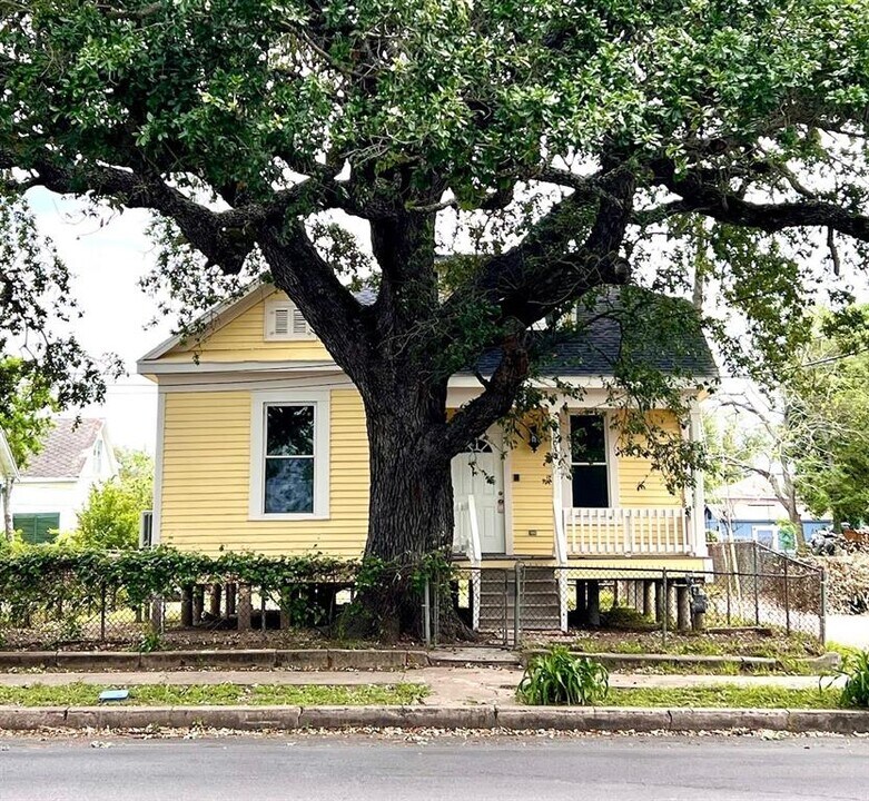 1512 37th St in Galveston, TX - Building Photo
