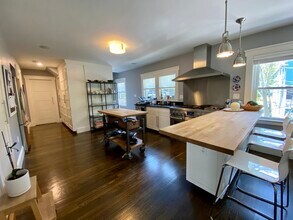 55 Eliot Cres, Unit 2 in Chestnut Hill, MA - Foto de edificio - Building Photo
