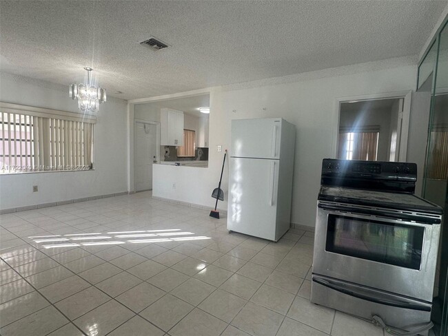 101 E 41st St in Hialeah, FL - Building Photo - Building Photo