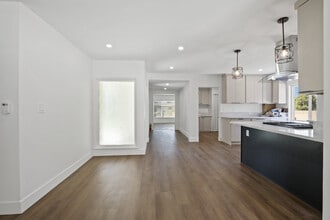 8437 Everest St in Downey, CA - Foto de edificio - Building Photo