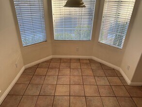 8800 Crescent Ridge Ln in Las Vegas, NV - Building Photo - Building Photo