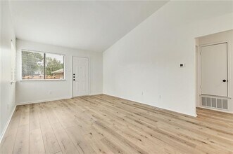 1602 W Braker Ln in Austin, TX - Foto de edificio - Building Photo