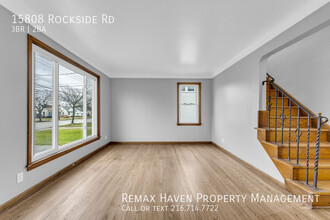 15808 Rockside Rd in Maple Heights, OH - Foto de edificio - Building Photo