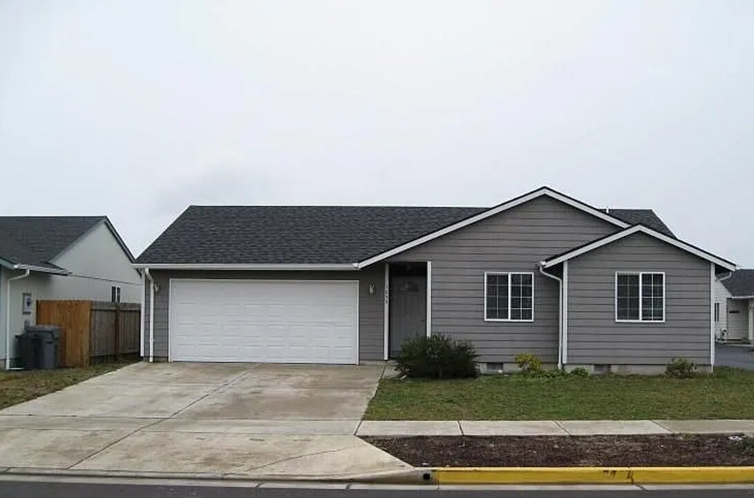 1075 Kees St in Lebanon, OR - Building Photo