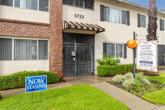 Chateau Laurel Apartments in North Hollywood, CA - Building Photo - Building Photo