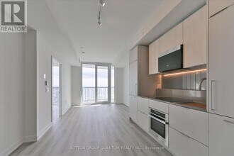 1 Fairview Rd E in Mississauga, ON - Building Photo - Building Photo