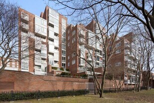 975 Memorial Dr in Cambridge, MA - Building Photo