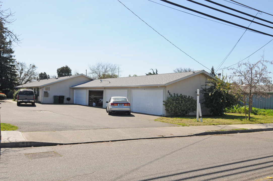 216 Floyd Ave in Modesto, CA - Foto de edificio