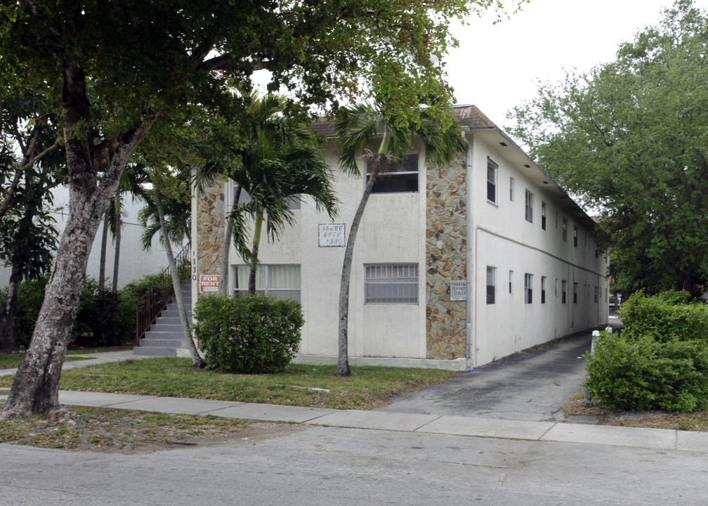 Deann Apartments in Miami, FL - Building Photo