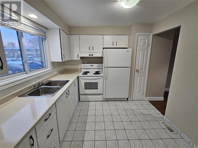 215 Trudeau Dr in Sarnia, ON - Building Photo - Building Photo