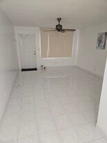 2210 Taylor St, Unit 105 in Hollywood, FL - Building Photo