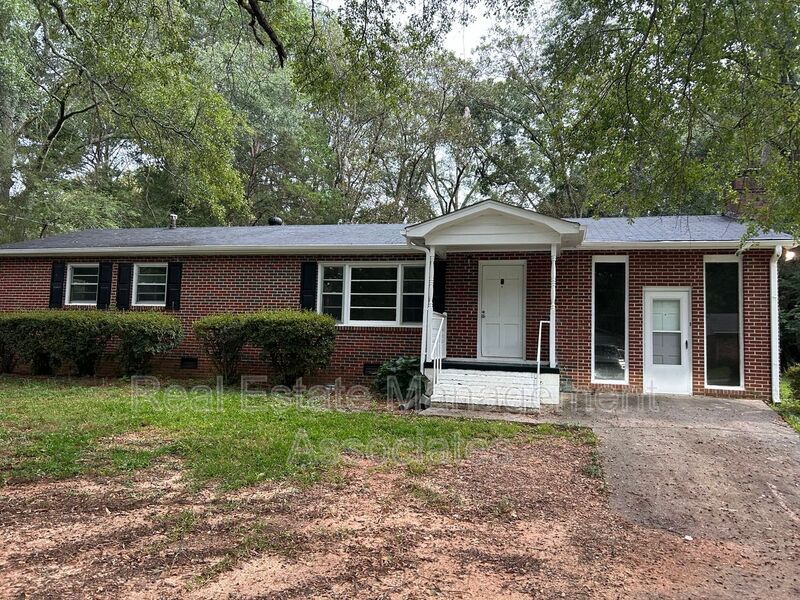 2050 Lewis Dr in Griffin, GA - Building Photo