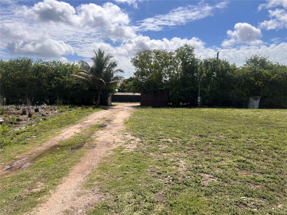 16000 SW 209th Ave in Miami, FL - Building Photo