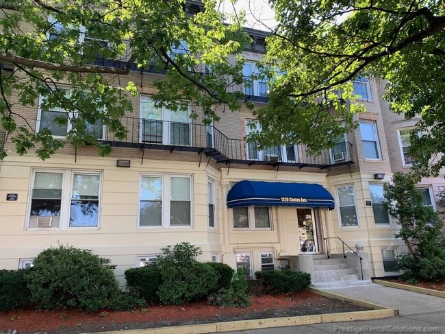 1305 Commonwealth Ave, Unit 1 in Boston, MA - Foto de edificio - Building Photo