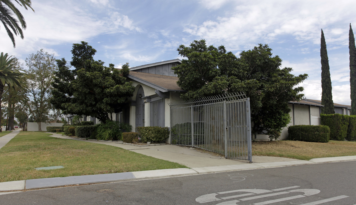 7855 Juniper Ave in Fontana, CA - Foto de edificio