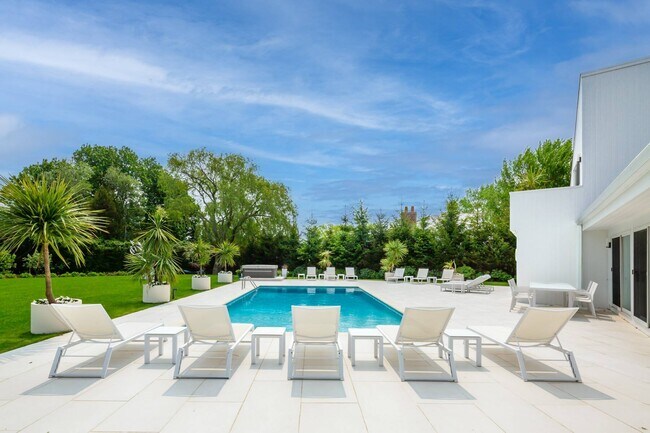 24 S Potato Barn Rd in Water Mill, NY - Building Photo - Building Photo