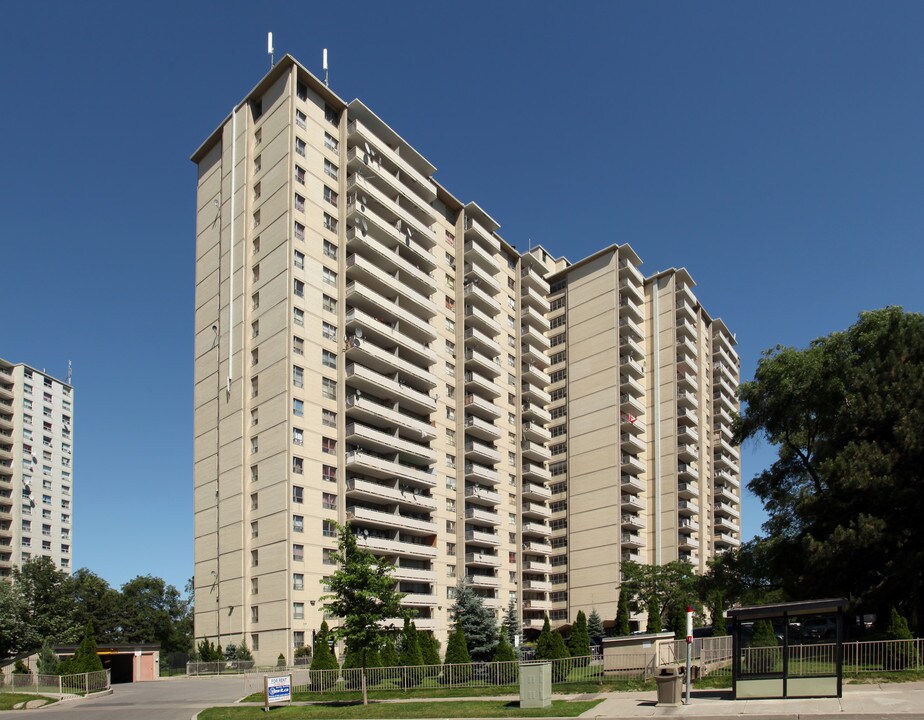 Centennial Towers in Toronto, ON - Building Photo