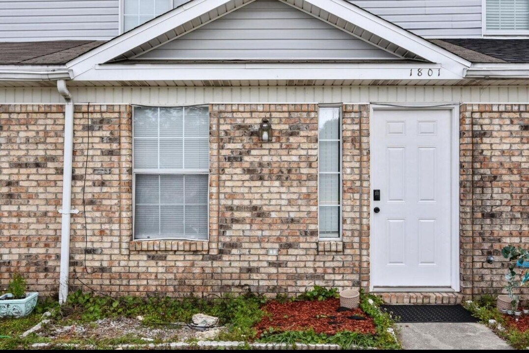 1801 Pointed Leaf Ln in Fort Walton Beach, FL - Building Photo